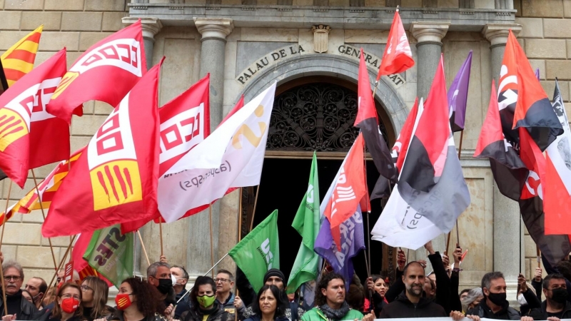 Pancarta i banderes de la manifestació de docents davant del Palau de la Generalitat, a la plaça Sant Jaume de Barcelona.