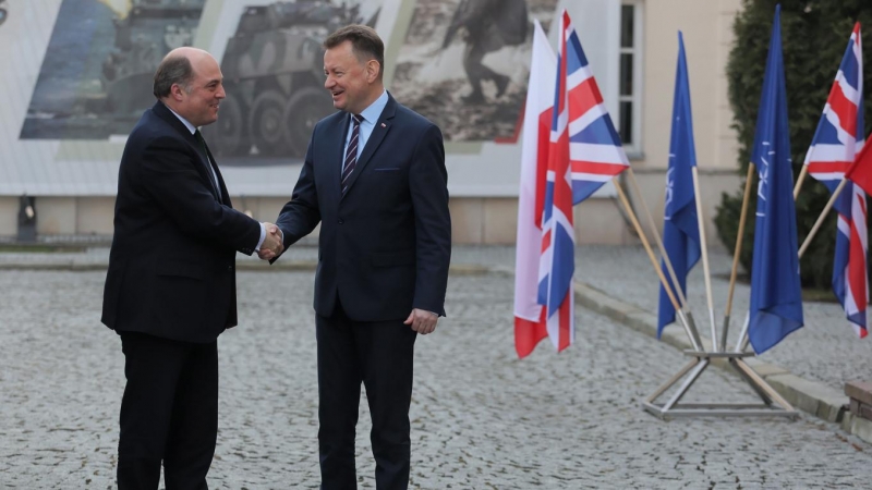 El Ministro de Defensa de Polonia, Mariusz Blaszczak (R), da la bienvenida al Secretario de Defensa británico, Ben Wallace (L), antes de su reunión en la sede del Ministerio de Defensa en Varsovia, Polonia, el 17 de marzo de 2022.