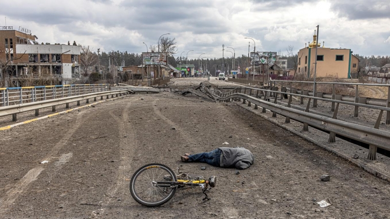 l cuerpo de un ucraniano yace sin vida en un puente de la ciudad de Irpín, en Kiev, este lunes. Irpín, una ciudad localizada cerca de Kiev, ha vivido duros enfrentamientos, casi una semana después del ataque, entre militares ucranianos y rusos forzando a
