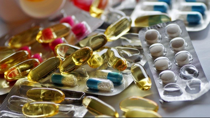 Tabletas de distintos medicamentos se agolpan sobre una mesa