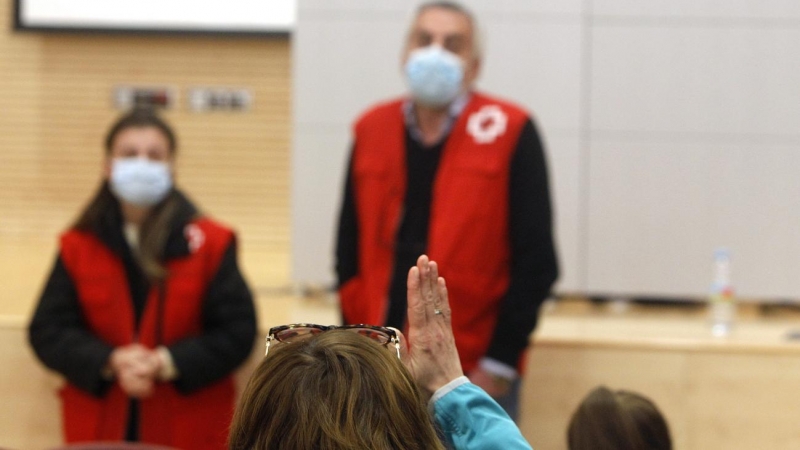 Alrededor de medio centenar de ucranianos llegados a la provincia de Alicante, en la sede de Cruz Roja para ser informados de su situación futura como refugiados.