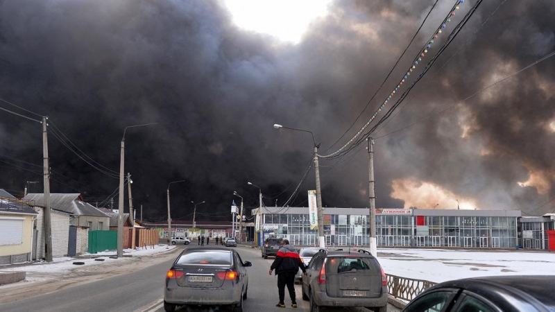 El humo negro se eleva hacia el cielo desde el mercado de Barabashovo, uno de los mercados más grandes de Europa del Este que cubre un área de más de 75 hectáreas, que supuestamente fue atacado por bombardeos, en Kharkiv el 17 de marzo de 2022, en medio d