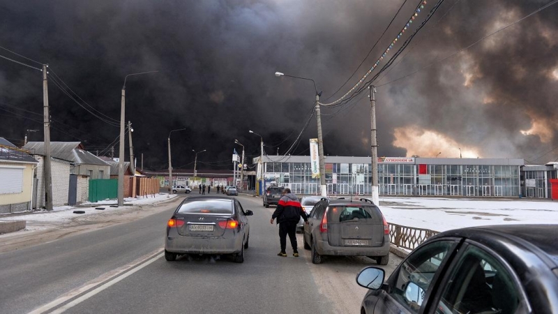 El humo negro se eleva hacia el cielo desde el mercado de Barabashovo, uno de los mercados más grandes de Europa del Este que cubre un área de más de 75 hectáreas, que supuestamente fue atacado por bombardeos, en Kharkiv el 17 de marzo de 2022, en medio d