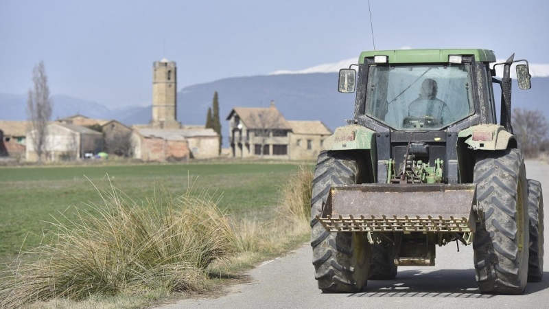 Un tractor en una carretera en una imagen de archivo.