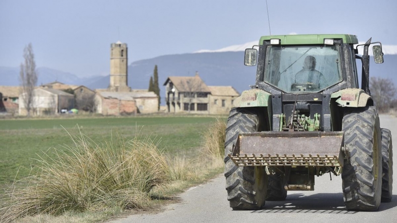 Un tractor en una carretera en una imagen de archivo.