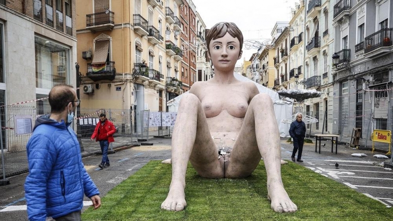 17/03/2022. La figura, de la artista fallera Anna Ruiz Sospedra, vandalizada, a 17/03/2022.