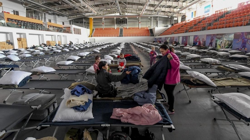 Personas evacuadas de Ucrania son vistas en el campo de pruebas para refugiados en el estadio de fútbol sala de Ciorescu, Moldavia.