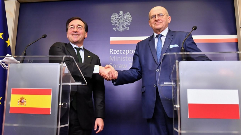 El Ministro de Relaciones Exteriores de Polonia, Zbigniew Rau (R), y el Ministro de Relaciones Exteriores de España, José Manuel Albares Bueno (L), se dan la mano durante una conferencia de prensa conjunta luego de su reunión en la sede del Ministerio de