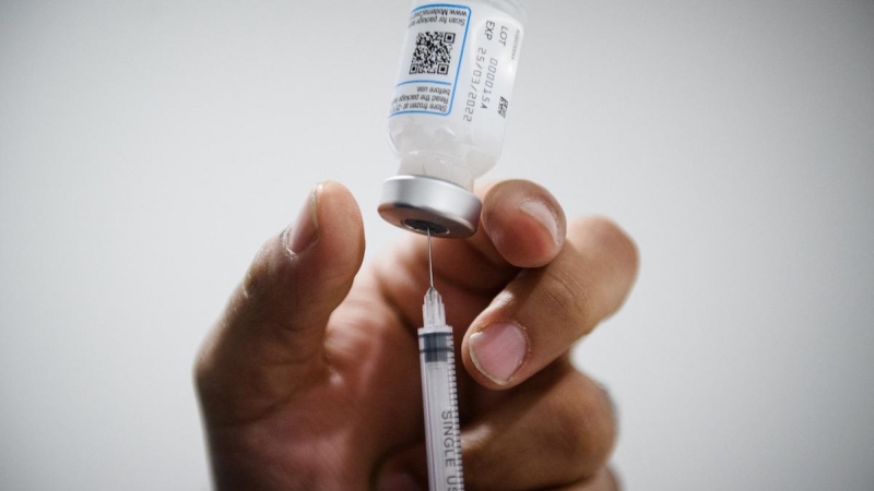 Una enfermera prepara una dosis de una vacuna en un centro social de un barrio popular de Marsella, a 12 de marzo de 2022.