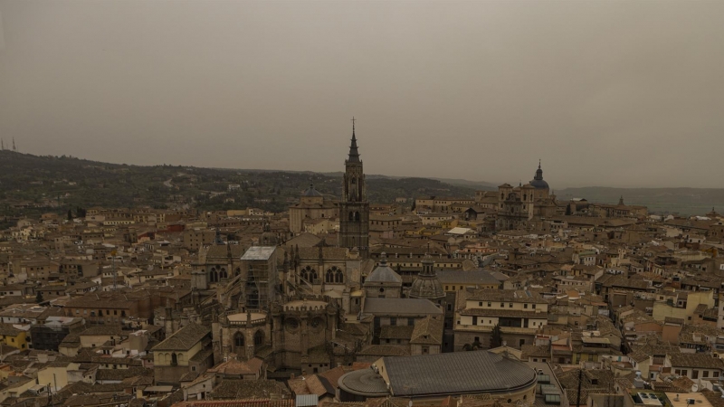 16/03/2022-Vista de cielo cubierto de polvo del Sahara por la calima sobre Toledo, este miércoles