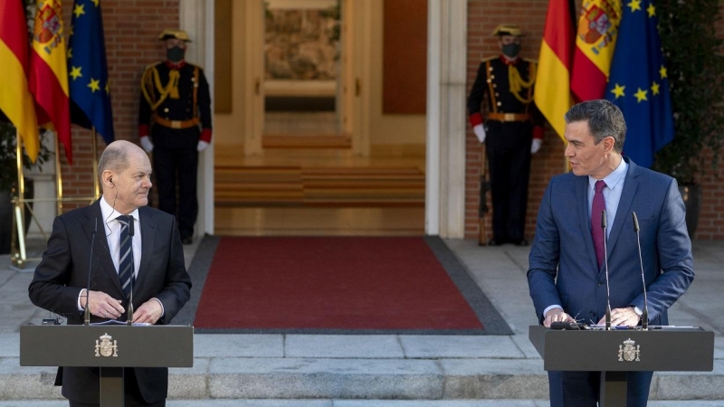 El presidente del Gobierno, Pedro Sánchez, junto al canciller alemán, Olaf Scholz, durante la rueda de prensa posterior a una reunión en el Palacio de la Moncloa durante el pasado mes de enero. E.P./Alberto Ortega