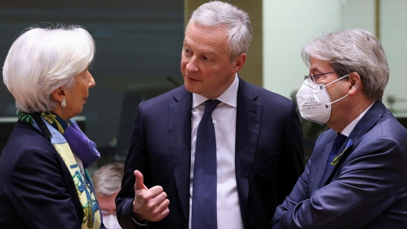 La presidenta del BCE, Christine Lagarde (i), conversa con el ministro de Finanzas frances, Bruno Le Maire (c), y el comisario de Economía de la UE, Paolo Gentiloni, en la última reunión del Eurogrupo en Bruselas. REUTERS/Yves Herman