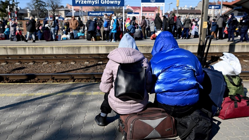 Refugiados de Ucrania llegan a la estación de tren de Przemysl, al sureste de Polonia.