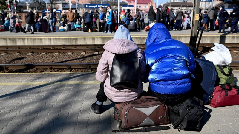 Refugiados de Ucrania llegan a la estación de tren de Przemysl, al sureste de Polonia.