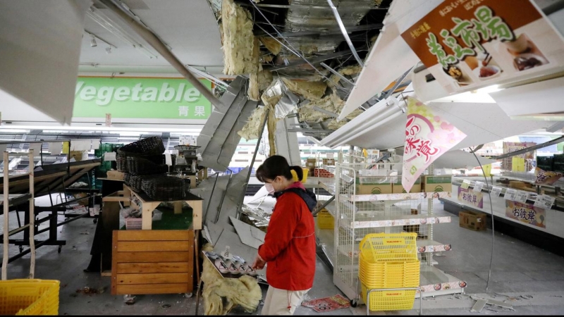 Una mujer en una tienda de la ciudad de Shiroishi, en la prefectura de Miyagi, afectada por el terremoto, a miércoles 16 de marzo.