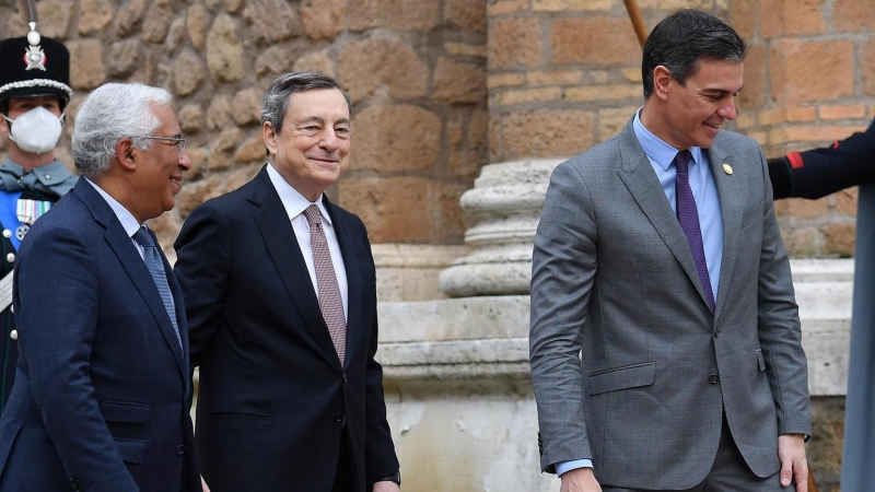 Los primeros ministros de Italia y Portugal, Mario Draghi y Antonio Costa, junto al presidente del Gobierno español, Pedro Sánchez, este viernes en Roma.