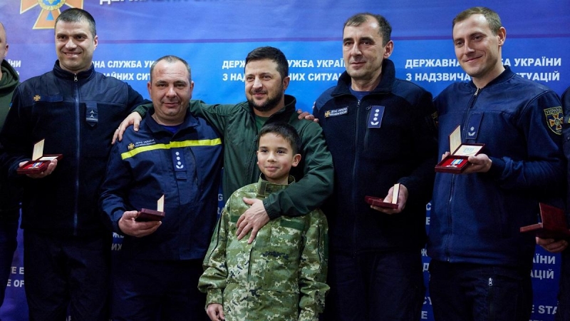 17/03/2022 El presidente de Ucrania, Volodimir Zelenski, se reúne con miembros del Servicio Estatal de Emergencias mientras continúa el ataque de Rusia contra Ucrania, en un hospital en Kiev, Ucrania