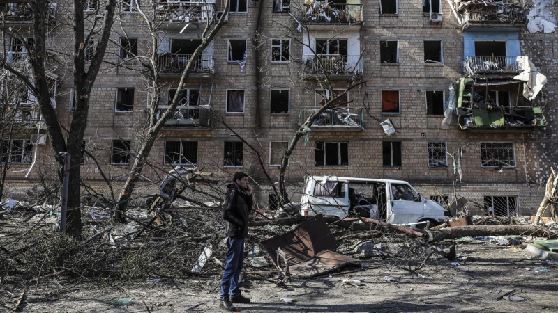 Una persona, entre los escombros de un edificio dañado por un bombardeo ruso en Kiev.