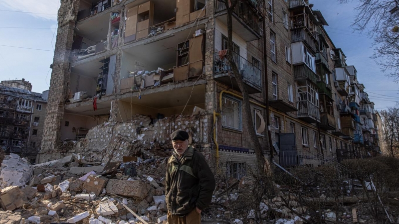 Un hombre camina este viernes por delante de un edificio residencial dañado por un bombardeo en el distrito de Podilskyi en Kiev, Ucrania.