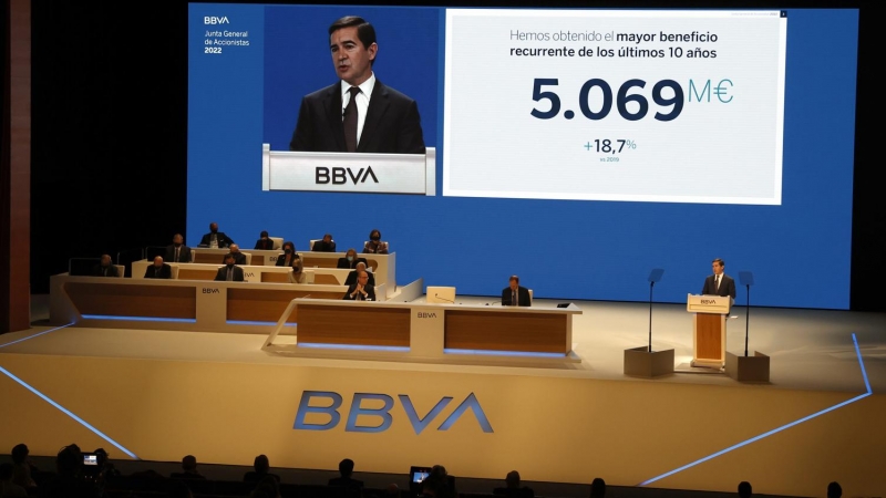 El presidente del BBVA , Carlos Torres, durante su intervención en la junta general de accionistas del banco, en Bilbao. EFE/LUIS TEJIDO