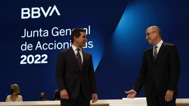 El presidente del BBVA, Carlos Torres (i), y el consejero delegado, Onur Genç (d), antes del comienzo de la junta general de accionistas del banco, en Bilbao. EFE/LUIS TEJIDO