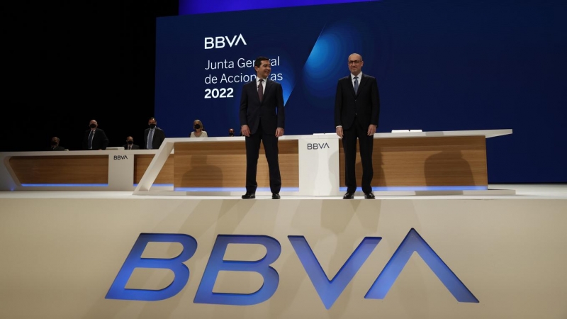 El presidente del BBVA, Carlos Torres (i), y el consejero delegado, Onur Genç (d), antes del comienzo de la junta general de accionistas del banco, en Bilbao. — LUIS TEJIDO / EFE