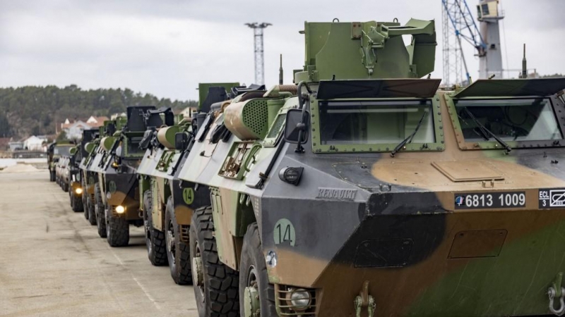 Los vehículos blindados de la brigada de la fuerza de reacción rápida de la OTAN en Noruega para el ejercicio militar Cold Response 22 llegan a Borg Havn en Fredrikstad, Noruega, el 10 de marzo de 2022