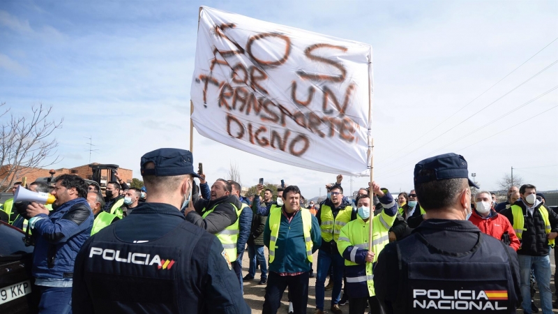 Un centenar de transportistas ha protestado este viernes en un acto organizado en Valladolid al que ha asistido la ministra de transportes del Gobierno, Raquel Sánchez