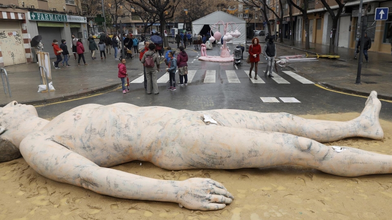 Otra de las obras de la artista Anna Ruiz Sospedra para una falla de València, en esta ocasión la figura de un hombre desnudo tumbado en el suelo, ha sufrido también daños en la zona genital y una pierna, por golpes en un nuevo acto vandálico.