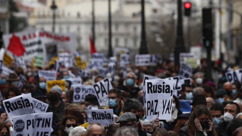 Cientos de personas participan en una manifestación contra la guerra en Ucrania convocada por UGT y otras organizaciones sociales por el centro de Madrid.