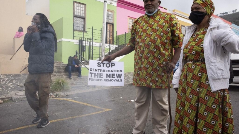 'Khoigoed' o African Sage se quema ritualmente, especialmente para las ceremonias de curación o limpieza, antes de que cientos de personas, que incluyen a Khoi y otras Primeras Naciones, activistas ambientales y cívicos, marchen por las calles de la ciuda