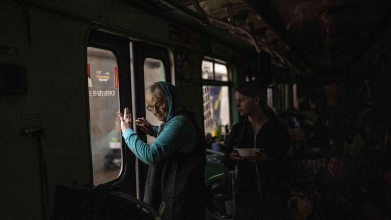 20/03/2022 Una joven y una mujer, en un oscuro vagón de metro de Járkov