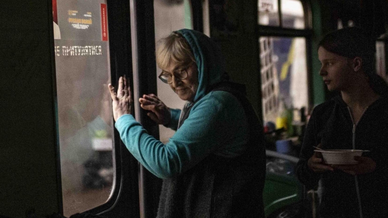 20/03/2022 Una joven y una mujer, en un oscuro vagón de metro de Járkov