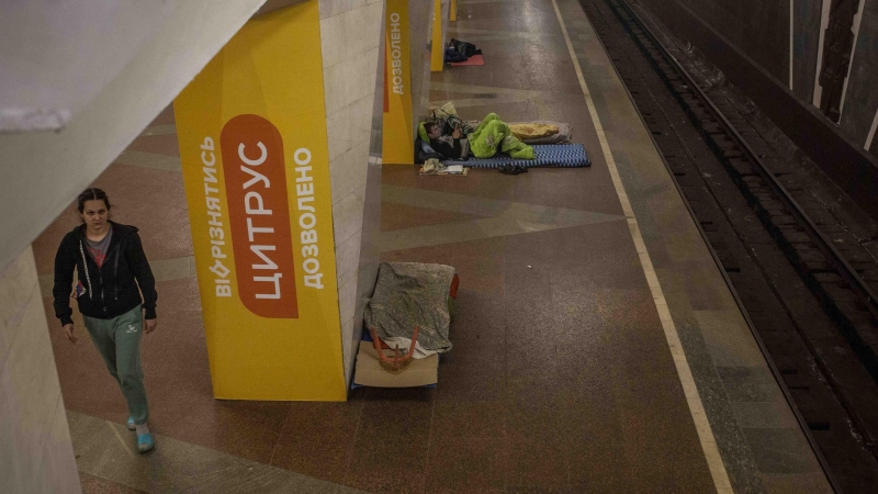 20/03/2022 Colchones en los andenes de metro, refugio y descanso contra la guerra en Ucrania