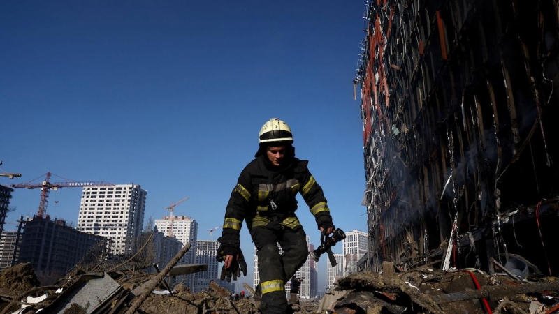 Un bombero camina a través de los escombros en el lugar de un bombardeo en un centro comercial mientras de Kiev, Ucrania, el 21 de marzo de 2022.