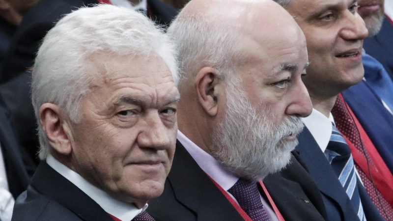 El magnate ruso Gennady Timchenko y Viktor Vekselberg del Grupo Renova, junto con otros empresarios en una reunión de San Petersburgo el 25 de mayo de 2018.