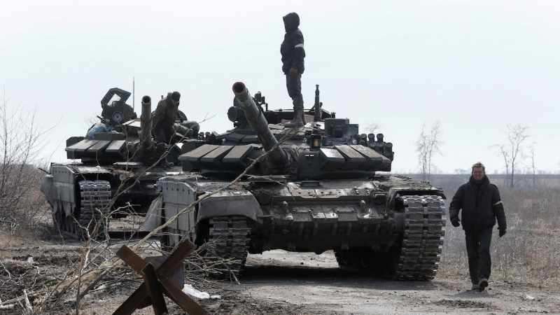 Tropas y tanques prorrusos apostados a las afueras de la ciudad portuaria de Mariupol, en Ucrania, a 20 de marzo de 2022.
