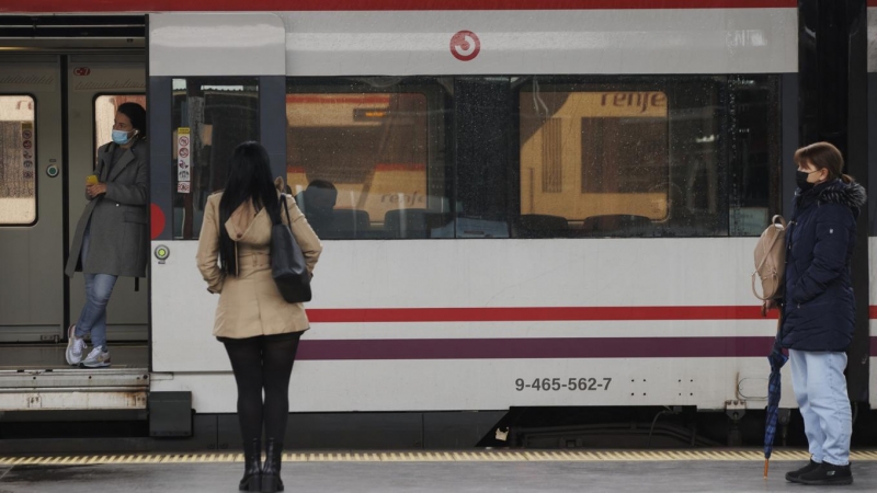 Pasajeros esperan un tren en la estación de Chamartín, este lunes. Una avería en el sistema informático de señalización de Chamartín a causa de las obras que allí se realizan está afectando este lunes desde primera hora de la mañana a la práctica totalida