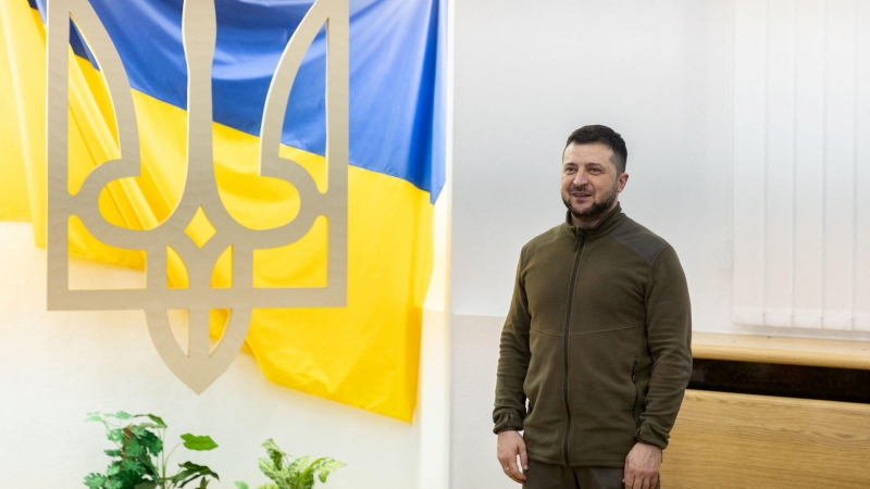 El presidente de Ucrania, Volodimir Zelenski, condecora a un equipo especial de la policía