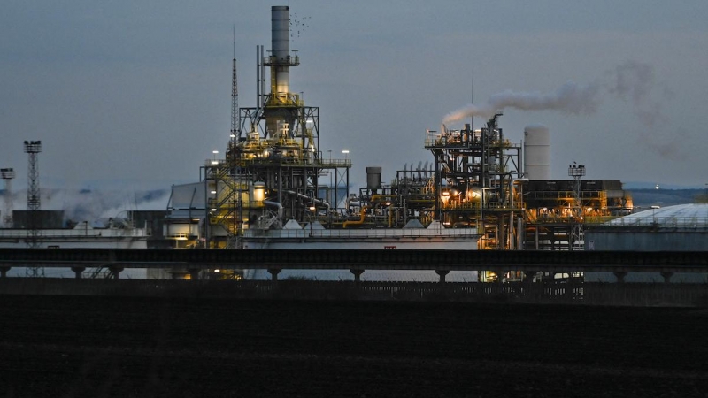 Esta fotografía tomada el 17 de marzo de 2022 muestra la única refinería de petróleo de Bulgaria, Lukoil Neftochim Burgas, de propiedad rusa, en la costa del Mar Negro.