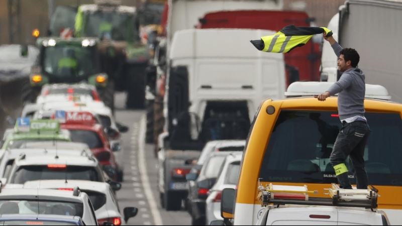 Un grupo de transportistas gallegos circulan con más de un centenar de camiones y vehículos agrarios, haciendo sonar la bocina para protestar por el alza de los precios del combustible, este lunes en Santiago de Compostela.