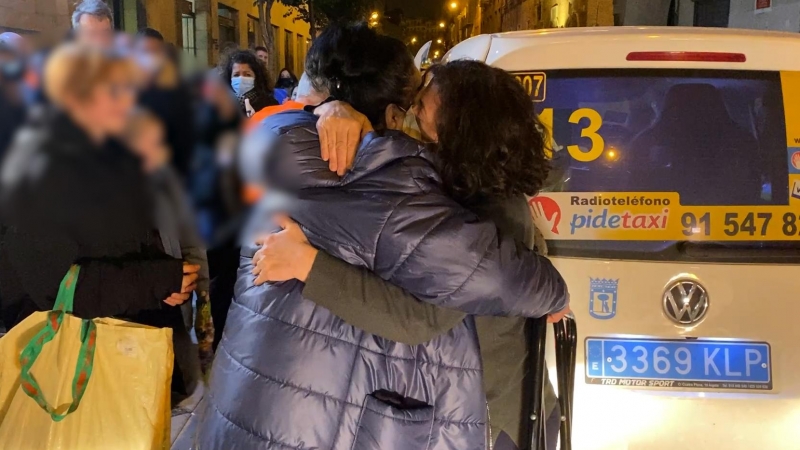 Madre refugiada abrazo