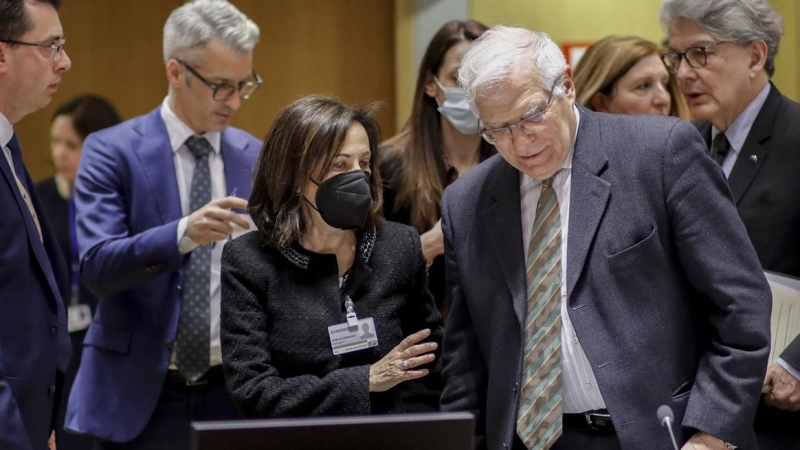 Josep Borrell, Alto Representante de Asuntos Exteriores de la UE, y Margarita Robles, ministra de Defensa.