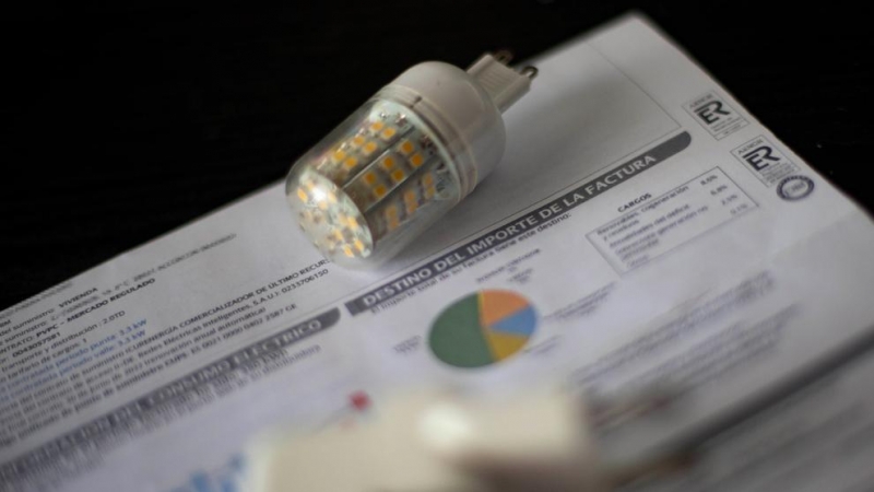 Cinco trucos para ahorrar más de 44 euros al mes en la factura de la luz