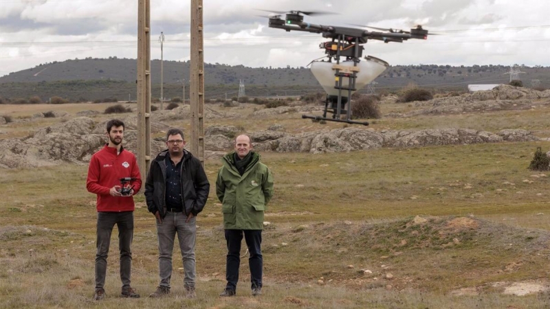 Iberdrola presenta en Muelas del Pan su dron para repoblar 'en tiempo récord'.