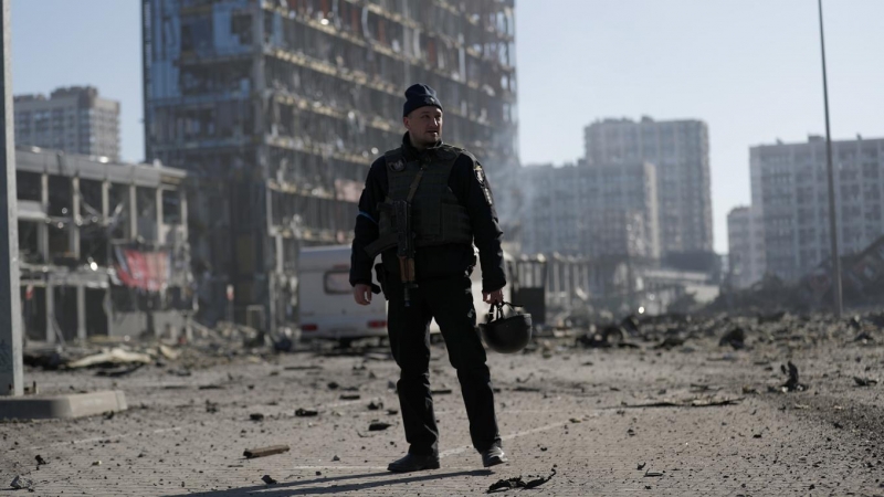 Un soldado ucraniano en el centro comercial en Kiev bombardeado por Rusia este lunes.