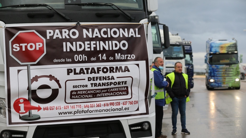 22/3/33-Transportistas a su llegada al Polígono Industrial Barral, en el noveno día de paro nacional de transportistas, a 22 de marzo de 2022, en San Fernando de Henares, Madrid (España).