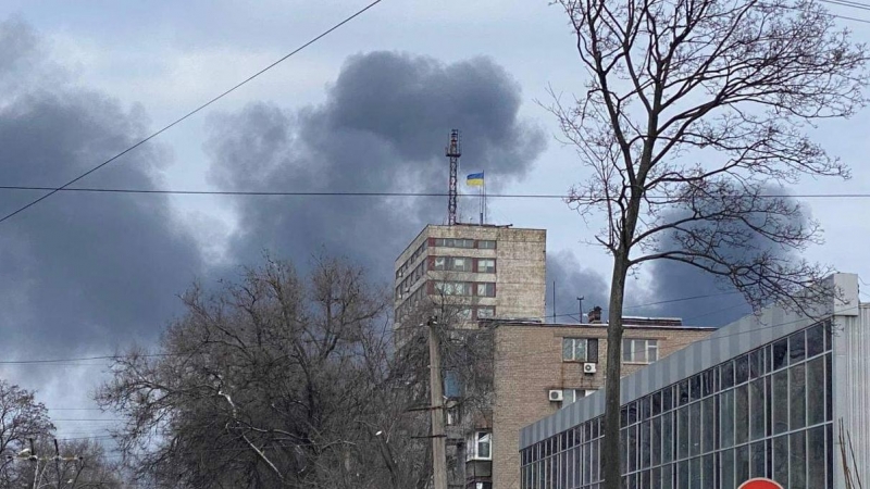 Columnas de humo salen de una zona residencial en la ciudad de Mariúpol, en el sureste de Ucrania.