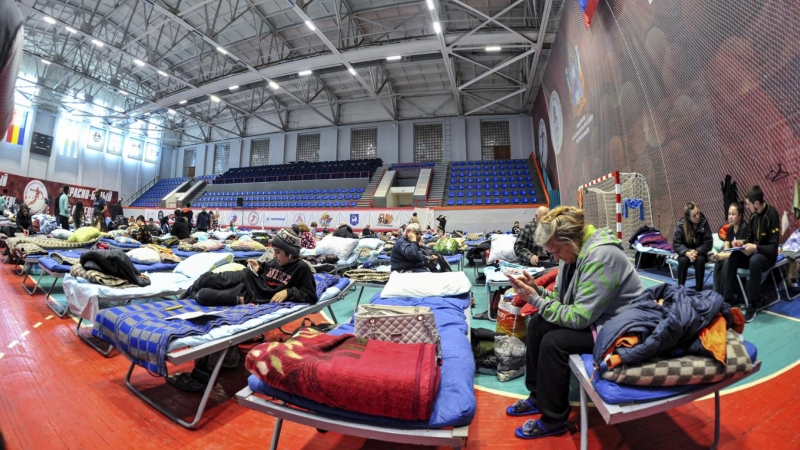 Ciudadanos evacuados de Mariupol descansan en un centro de alojamiento temporal para refugiados en un gimnasio escolar en Taganrog.