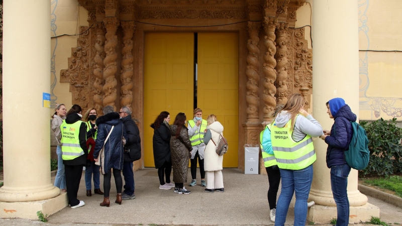 Diverses persones concentrades a les portes del pavelló 7 de Fira de Barcelona